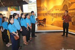 Li&ecirc;n đo&agrave;n Lao động TP Hồ Ch&iacute; Minh d&acirc;ng hương Chủ tịch T&ocirc;n Đức Thắng, c&aacute;c anh h&ugrave;ng liệt sĩ