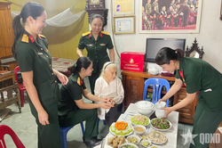 Bữa cơm sưởi ấm lòng Bà mẹ Việt Nam anh hùng