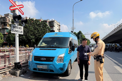 Hà Nội: Duy trì xử lý nghiêm xe dừng, đỗ, đón trả khách trái quy định trên tuyến đường 'Ba nhất'