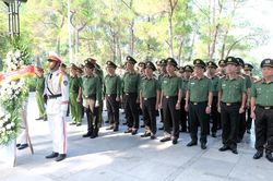 Đoàn công tác Bộ Công an dâng hương các địa chỉ đỏ, tri ân các gia đình chính sách tại Quảng Trị