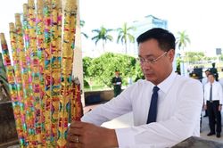 L&atilde;nh đạo th&agrave;nh phố Đ&agrave; Nẵng d&acirc;ng hương tri &acirc;n c&aacute;c anh h&ugrave;ng liệt sĩ