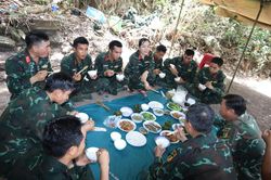 Nữ quân nhân nấu cơm tiếp sức lực lượng quy tập hài cốt liệt sĩ