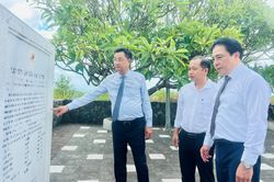 Dâng hương tưởng niệm tại Khu di tích quốc gia vụ thảm sát Vĩnh Trinh