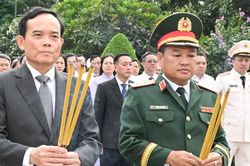 L&atilde;nh đạo TPHCM d&acirc;ng hương tưởng niệm c&aacute;c Anh h&ugrave;ng liệt sĩ