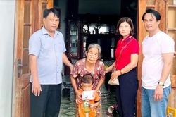 Trao tiền bạn đọc Báo SGGP hỗ trợ 3 bà cháu khó khăn