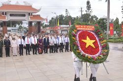 Đo&agrave;n đại biểu TPHCM viếng Nghĩa trang Liệt sĩ B&agrave; Rịa - Vũng T&agrave;u