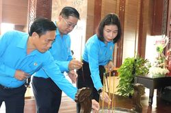 TPHCM: C&aacute;n bộ c&ocirc;ng đo&agrave;n d&acirc;ng hương tưởng nhớ Chủ tịch T&ocirc;n Đức Thắng v&agrave; c&aacute;c Anh h&ugrave;ng liệt sĩ