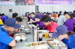 Doanh nghiệp chăm lo bữa ăn ca cho công nhân
