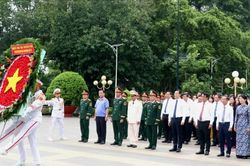 L&atilde;nh đạo TPHCM d&acirc;ng hoa, d&acirc;ng hương tưởng niệm c&aacute;c Anh h&ugrave;ng liệt sĩ tại Đền tưởng niệm Liệt sĩ Bến Dược