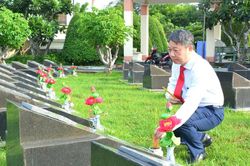 Trưởng Ban Tuy&ecirc;n gi&aacute;o v&agrave; D&acirc;n vận Th&agrave;nh ủy TPHCM d&acirc;ng hương tại Nghĩa trang Liệt sĩ Rừng S&aacute;c