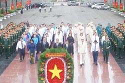 Lãnh đạo TPHCM dâng hương tưởng niệm các Anh hùng liệt sĩ tại Nghĩa trang Liệt sĩ Bình Dương