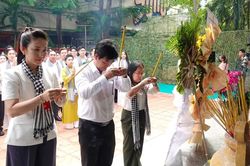 Ban Tuyên giáo và Dân vận Thành ủy cùng văn nghệ sĩ thành phố dâng hương các Anh hùng liệt sĩ tại Công viên Lê Thị Riêng