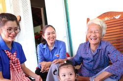 Màu áo xanh sưởi ấm lòng Mẹ Việt Nam Anh hùng