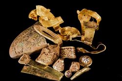 Kho vàng Anglo-Saxon khổng lồ hé lộ bí ẩn lịch sử nước Anh