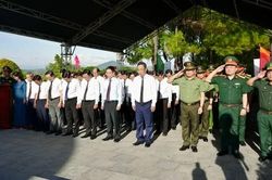 L&atilde;nh đạo TP Huế d&acirc;ng hương tri &acirc;n c&aacute;c Anh h&ugrave;ng liệt sĩ nh&acirc;n ng&agrave;y 27/7