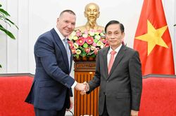 Bộ Ngoại giao L&ecirc; Ho&agrave;i Trung tiếp Chủ tịch To&agrave;n cầu Tập đo&agrave;n DMG Events