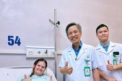 Người bệnh New Zealand vượt hơn 9.000 km đến Việt Nam thay khớp háng, chấm dứt cơn đau kéo dài suốt 10 năm