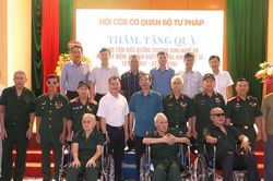 Hội Cựu chiến binh Cơ quan Bộ Tư pháp thăm và tặng quà Trung tâm điều dưỡng thương binh Nghệ An