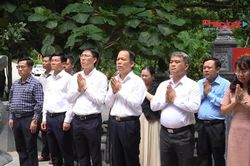 Bộ trưởng Ho&agrave;ng Thanh T&ugrave;ng d&acirc;ng hương tri &acirc;n c&aacute;c Anh h&ugrave;ng liệt sĩ tại Quảng Trị