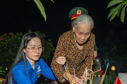 K&yacute; ức về người con lớp trưởng viết đơn bằng m&aacute;u xin ra chiến trường