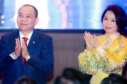 Vợ chồng tỷ ph&uacute; Phạm Nhật Vượng g&acirc;y bất ngờ tại LPBank