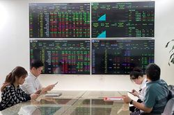 Thanh khoản chứng kho&aacute;n chạm đ&aacute;y, dư nợ margin vẫn ph&igrave;nh to