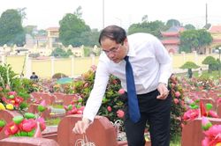 L&atilde;nh đạo tỉnh Th&aacute;i Nguy&ecirc;n d&acirc;ng hương tại c&aacute;c nghĩa trang liệt sĩ