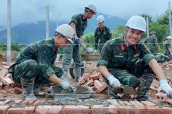 48 học viên gác đồ án tốt nghiệp lên vùng lũ dựng nhà cho đồng bào