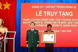 Qu&acirc;n đo&agrave;n 34 truy tặng Hu&acirc;n chương dũng cảm cho thượng sĩ Kpă Thi&ecirc;p
