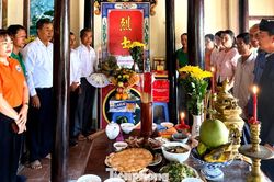Thắp hương tri &acirc;n tại ng&ocirc;i nh&agrave; c&oacute; 4 liệt sĩ v&agrave; Mẹ Việt Nam anh h&ugrave;ng