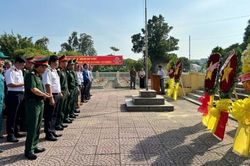 PTSC Quảng Ng&atilde;i tri &acirc;n người c&oacute; c&ocirc;ng với c&aacute;ch mạng x&atilde; Vạn Tường