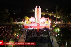 Đ&ecirc;m thắp nến tri &acirc;n: S&aacute;ng m&atilde;i d&aacute;ng h&igrave;nh Tổ quốc