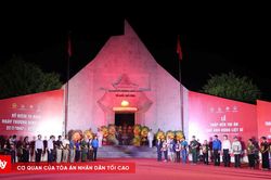 Lễ thắp nến tri ân các Anh hùng liệt sĩ tại Nghệ An