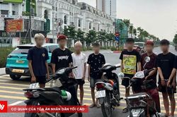 Bốc đầu, lạng lách gây náo loạn đường phố Hà Nội