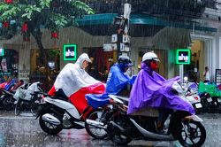 Dự b&aacute;o thời tiết 27/7: Miền Bắc nắng oi, chiều tối 7 tỉnh hứng mưa gi&ocirc;ng mạnh