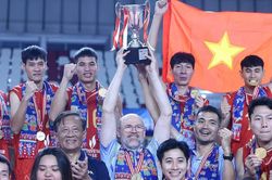 Khoảnh khắc lịch sử của b&oacute;ng chuyền nam Việt Nam với chức v&ocirc; địch SEA V.Cup