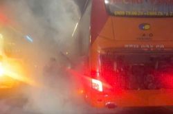Xe khách bất ngờ bốc khói khi chạy qua Đồng Nai, nghi bị cháy