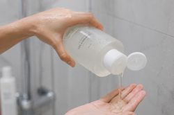 Thu hồi 2 l&ocirc; sản phẩm tắm gội kh&ocirc;ng đạt chất lượng, c&oacute; mẫu lấy ở kho bệnh viện
