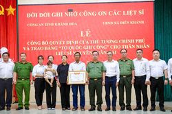 Trao bằng Tổ quốc ghi công Thiếu tá Nguyễn Xuân Hải tới thân nhân liệt sĩ