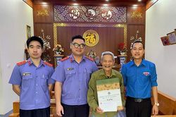 Chi đoàn VKSND khu vực 10, TP Hải Phòng phối hợp tặng quà các gia đình thương binh