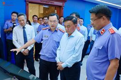 Đồng ch&iacute; Trần Cẩm T&uacute;, Thường trực Ban B&iacute; thư l&agrave;m việc với Ban Thường vụ Đảng ủy VKSND tối cao