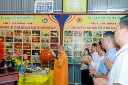 Ban Chấp h&agrave;nh Hội Nh&agrave; b&aacute;o Nghệ An d&acirc;ng hương tưởng niệm c&aacute;c Anh h&ugrave;ng liệt sĩ l&agrave; nh&agrave; b&aacute;o c&aacute;ch mạng Việt Nam