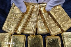 Giá vàng vượt mốc 4.103 USD mỗi ounce nhờ giá dầu và đồng USD hạ nhiệt