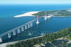 Chiêm ngưỡng cây cầu vượt cửa biển dài nhất miền Trung