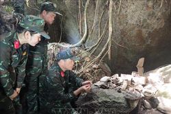 Những nén nhang sưởi ấm hang đá, nơi các liệt sĩ hòa vào Tổ quốc