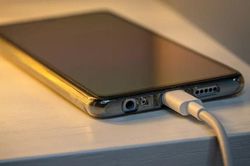 3 sai lầm nhiều người lặp lại mỗi ngày khi sạc điện thoại