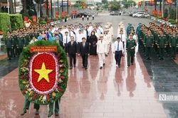 L&atilde;nh đạo Tp.HCM d&acirc;ng hương tưởng niệm c&aacute;c Anh h&ugrave;ng liệt sĩ