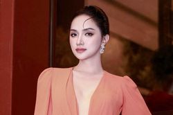 Hoa hậu Hương Giang diện váy xẻ ngực sâu tại Trung Quốc