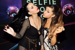 Katy Perry, Ariana Grande công khai phản đối Nhà Trắng
