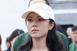 Triệu Kim Mạch gượng cười giữa nắng gắt, khiến khán giả xót xa